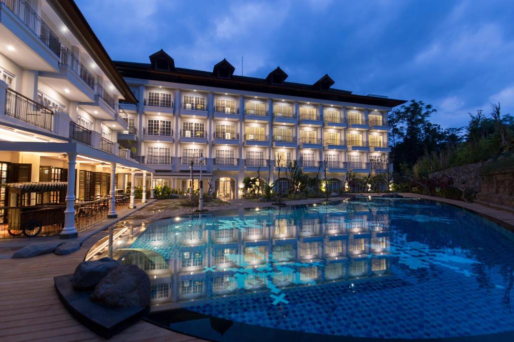 婆罗浮屠普拉塔兰婆罗浮屠酒店的一家在晚上设有大型游泳池的酒店
