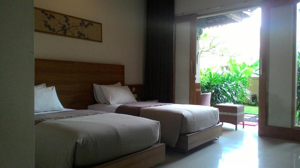 勒吉安库布卡里克酒店的一间卧室设有两张床和大窗户