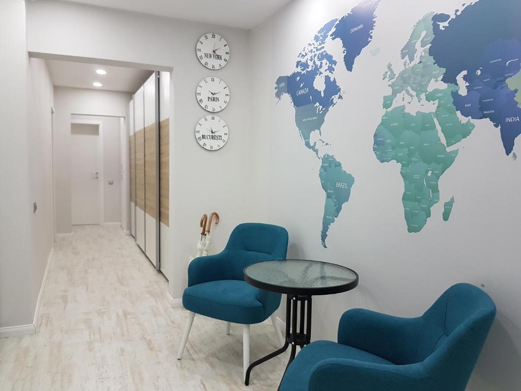 克卢日-纳波卡Apartament Verde的墙上挂着世界地图壁画的等候室