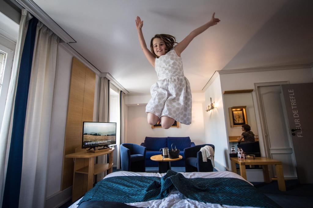 维莱尔莱拉克法国罗吉斯酒店的一个小女孩在旅馆房间跳着跳伞