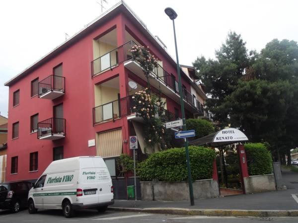 塞斯托-圣乔凡尼雷纳托酒店的停在红色建筑前的白色货车