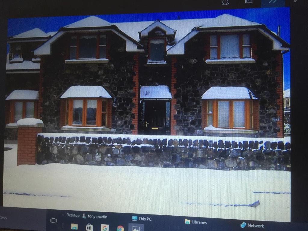 特里姆Knightsbrook Guesthouse的一张房子的图片,上面有雪