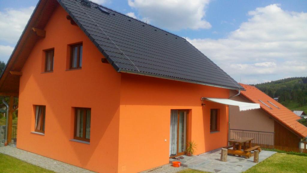 卡什佩尔斯凯霍里尤费赛璐度假屋的黑色屋顶的橙色房子