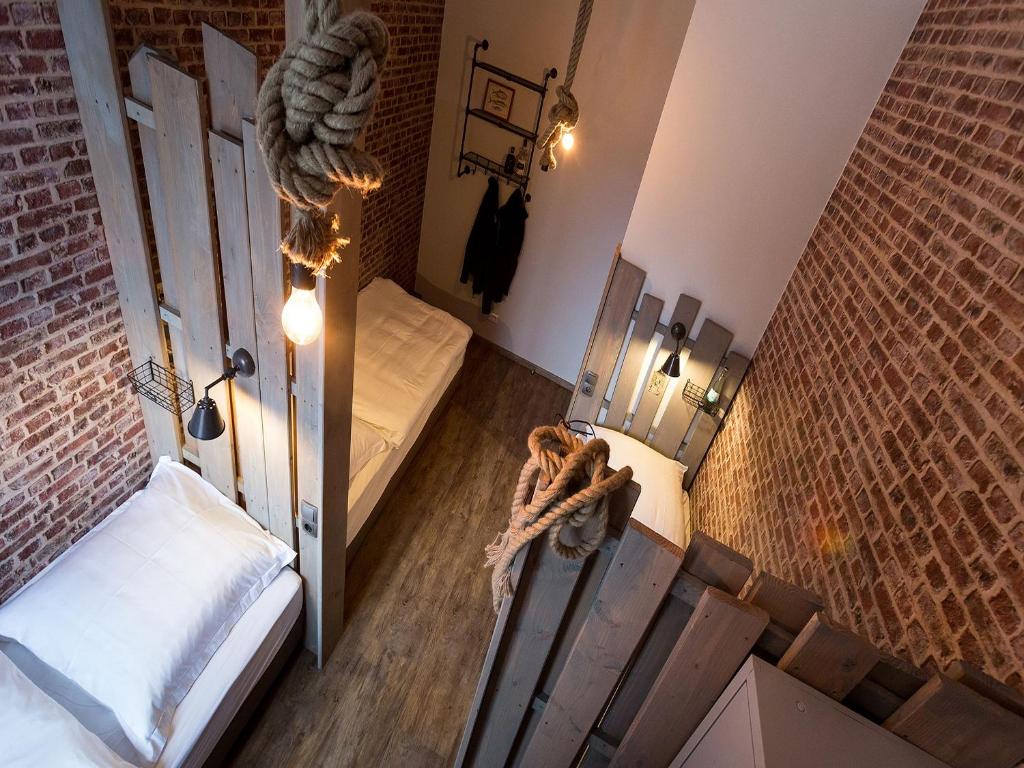 罗拉赫Heimathafen Hostel的享有高空美景的客房,设有两张床和一面墙壁。
