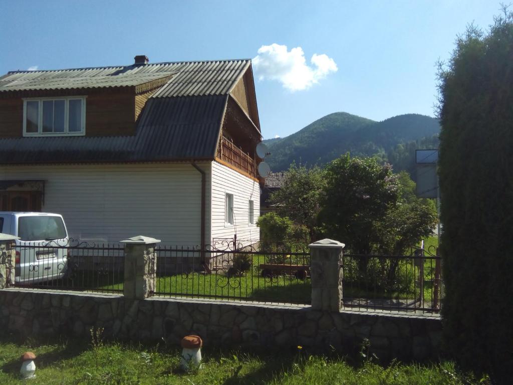 塔塔里夫Homestay Opryshky的前面有围栏的房子