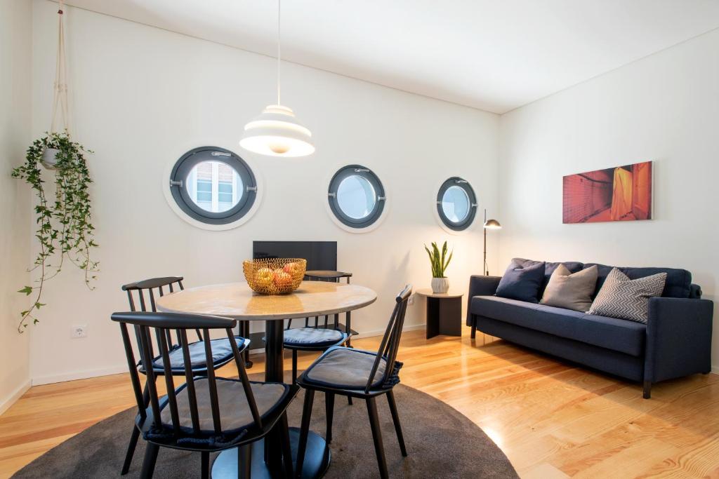 波尔图波尔图服务式公寓 - 阿尔瓦莱卡布拉尔的客厅配有桌椅和沙发