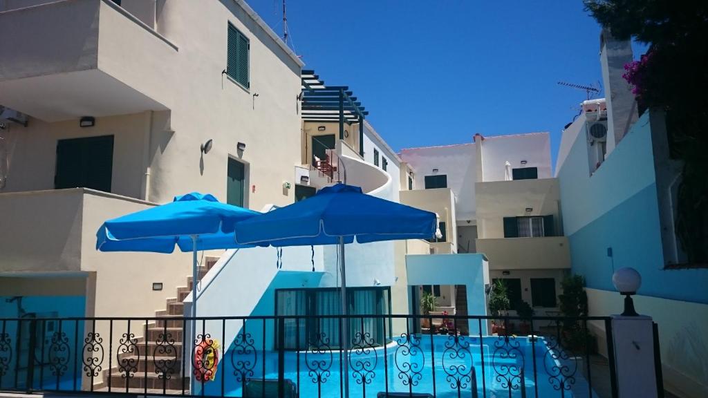 艾拉方索斯9 Muses的两把蓝色遮阳伞放在大楼前的阳台