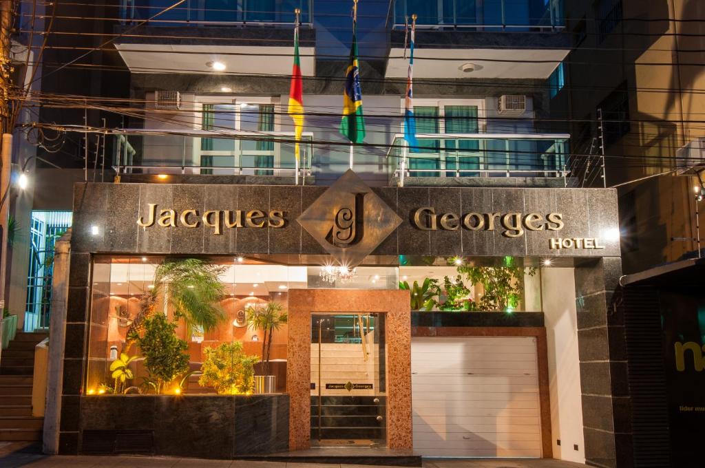 佩洛塔斯Hotel Jacques Georges Business的书店前方有读书雅各布薄饼的标牌