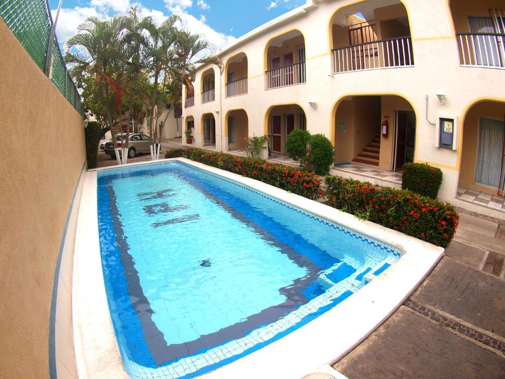 曼萨尼约Hotel Rio Balsas的大楼前的游泳池