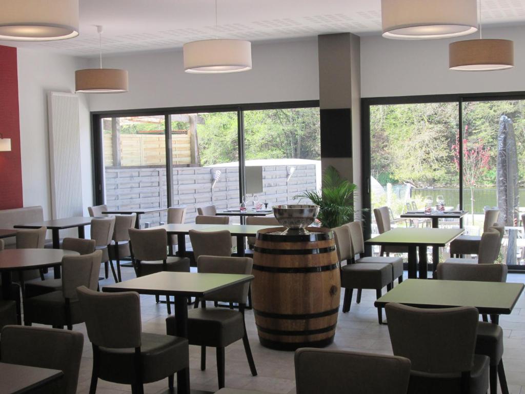 莱斯豪提斯-里维尔Auberge en Ardenne的一间设有桌椅和桶子的餐厅