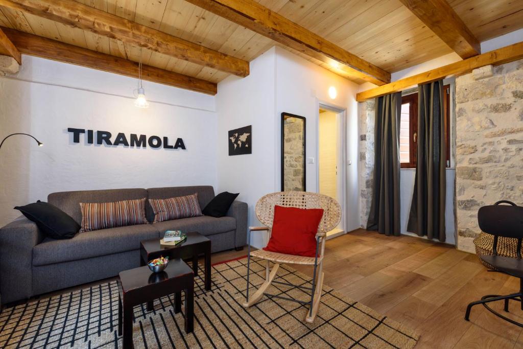 特罗吉尔Apartments & Rooms Tiramola - Old Town的带沙发和红色枕头的客厅