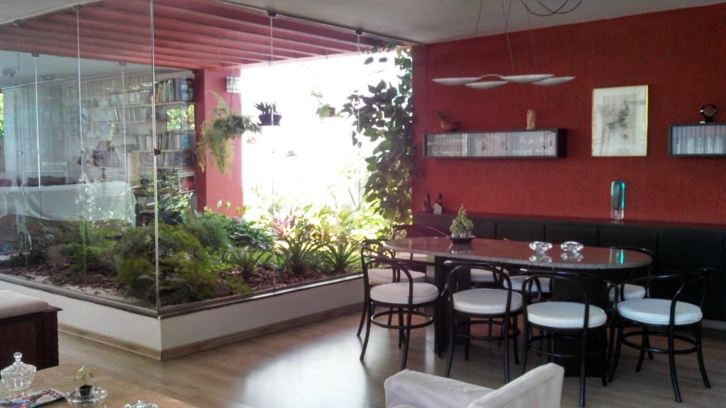 圣保罗Comodita的一间带桌椅的餐厅和一个水族馆