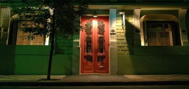 坦迪尔Casa Chango Hostel的房子边的红色门