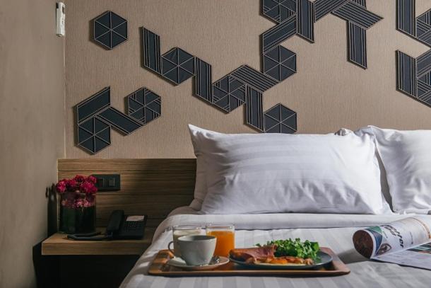 曼谷曼谷NAP酒店的床上的食品托盘,含早餐