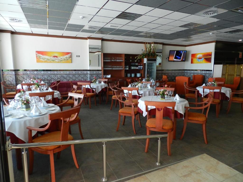 坎佩略拉法米莉亚酒店的餐厅内带桌椅的用餐室