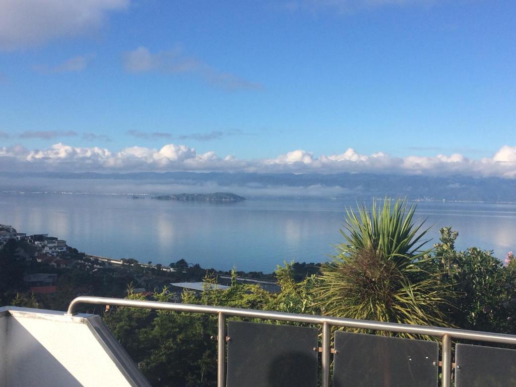 惠灵顿Harbour Lodge Wellington的享有一大片水景