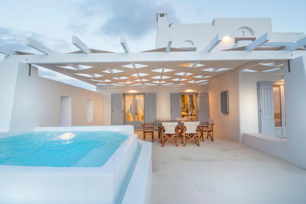 帕拉斯波罗斯Passos Villas的客房设有游泳池和桌椅。
