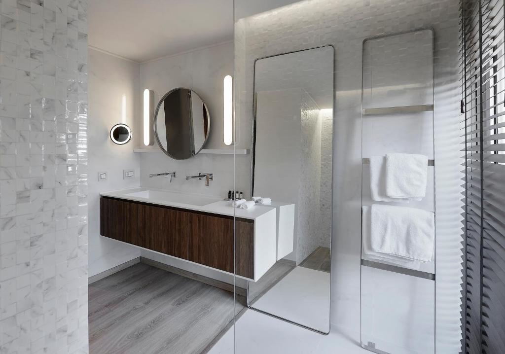 基尔基斯艾弗瑞迪基酒店的一间带水槽和镜子的浴室