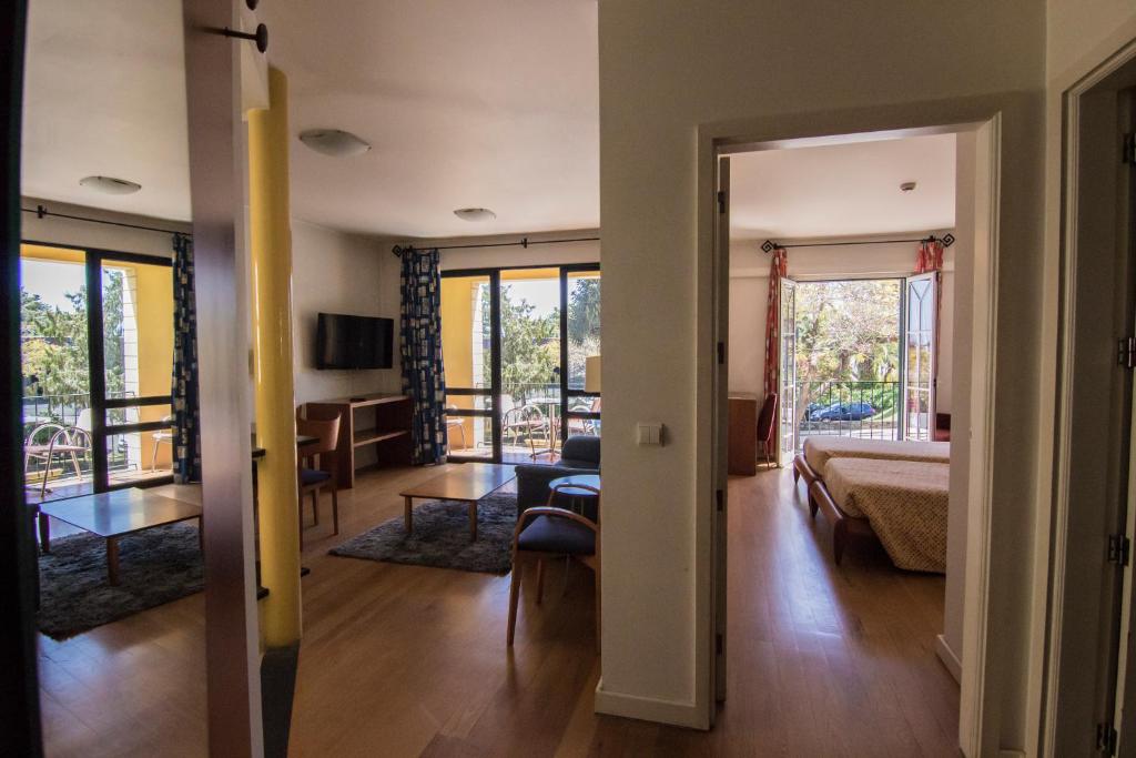 丰沙尔Apartamentos Turisticos Avenue Park的客厅配有沙发和桌子