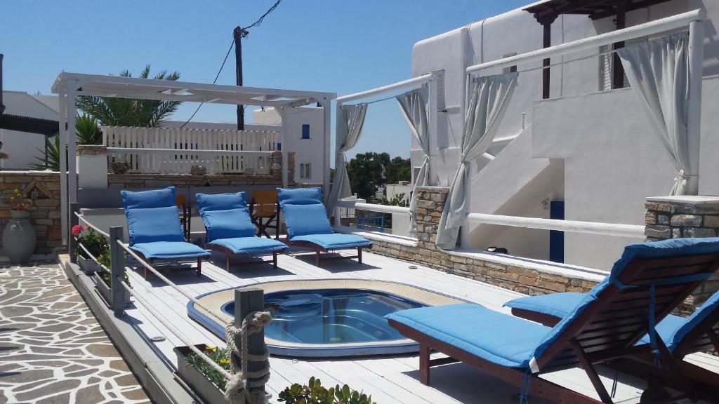 伊奥斯乔拉卢娜酒店的一个带蓝色椅子的庭院和一个游泳池