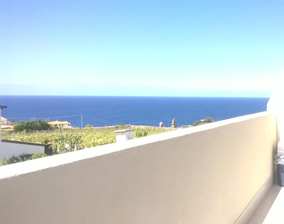 马戈马达斯B&B Stella Maris的阳台享有海景。