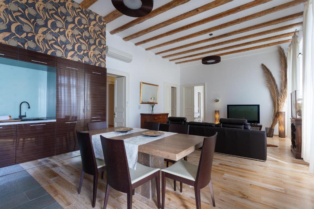 杜布罗夫尼克Luxury Beachfront Apartment Banje的一间带桌子和沙发的用餐室