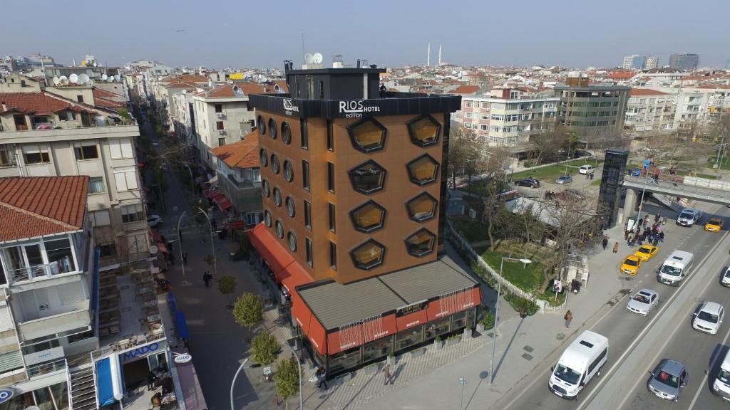 伊斯坦布尔里奥斯版酒店 的街道上一座高大的城市建筑