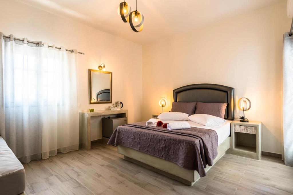 佩里萨Villa Kalamia Dolphins的一间卧室配有一张床和镜子