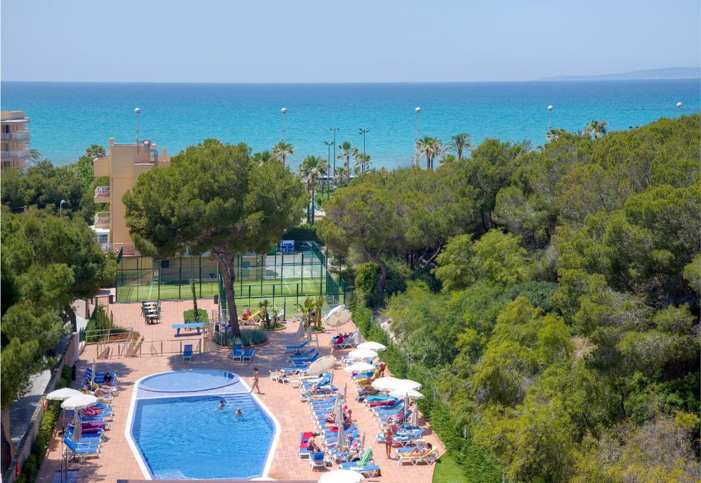 帕尔马海滩提摩尔酒店的享有带游泳池和海洋的度假村的空中景致