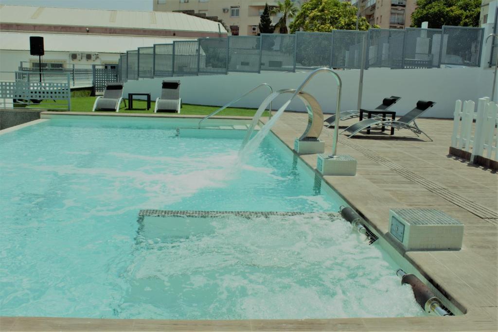 梅里达Deluxe Hostels & Suites Merida的一个带水滑梯的大型游泳池