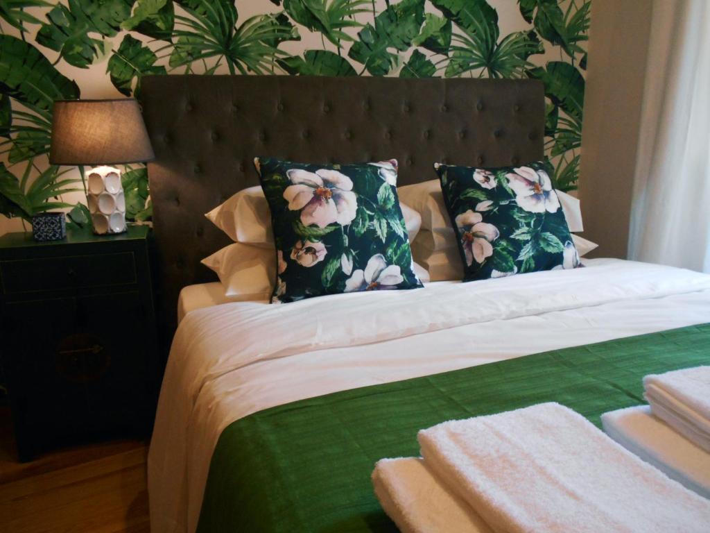 里斯本里斯本花园精品住宿加早餐旅馆的一间卧室配有带绿色和白色枕头的床