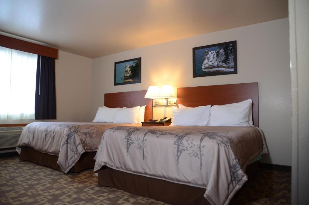 缪尼辛岩画北极星酒店的酒店客房设有两张床和两盏灯。