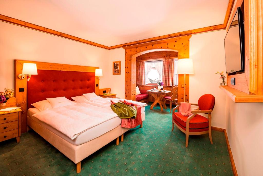 瓦尔高瓦古帕克酒店的一间带大床的卧室和一间客厅