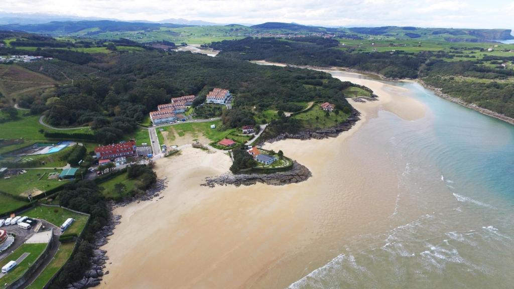 伊斯拉El Encinar de playa de la arena的享有海滩和海洋的空中景致