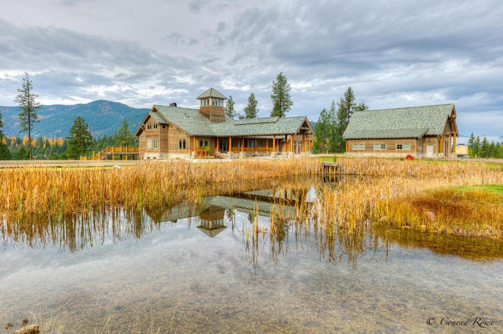 Trout CreekThe Lodge at Trout Creek Bed and Breakfast的湖畔大型木屋