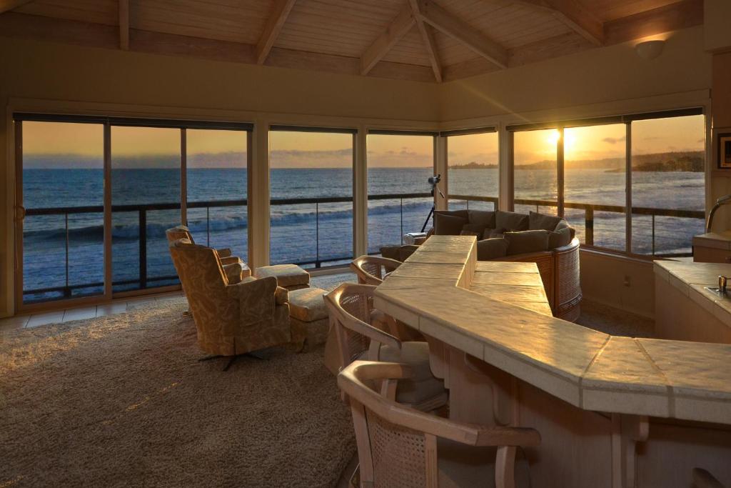 圣克鲁兹Villa Vista的配有一张大桌子和椅子的客房,享有海景