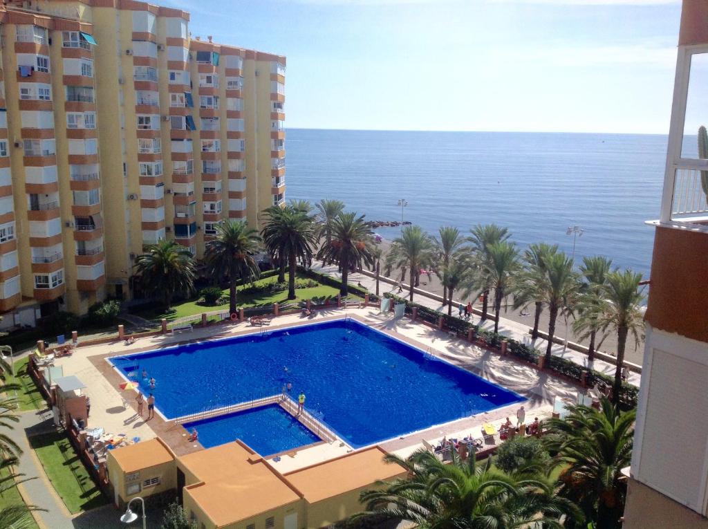 阿尔加罗沃Apartamento Centro Internacional的从度假村的阳台上可欣赏到游泳池的景色