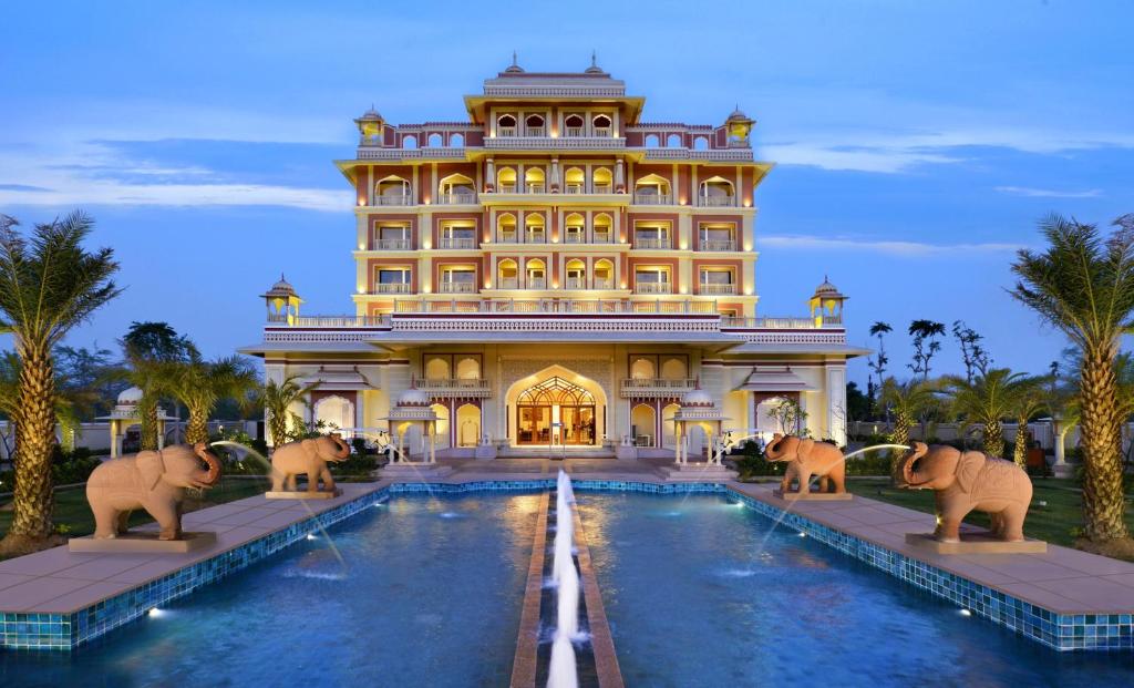 斋浦尔Indana Palace Jaipur的游泳池前有大象的酒店
