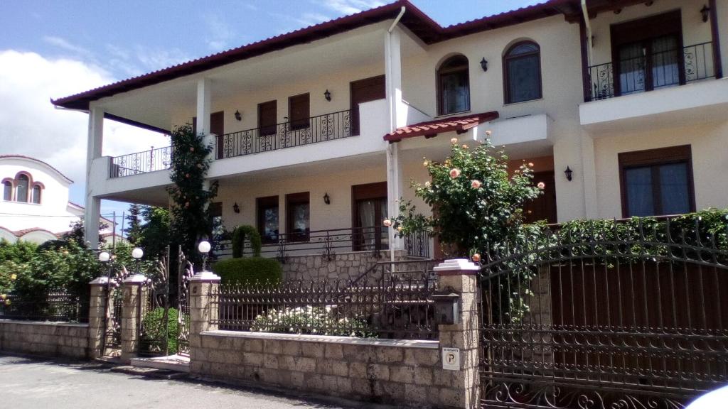 维尔吉纳Hotel Archontiko Dimitra的前面有栅栏的白色房子