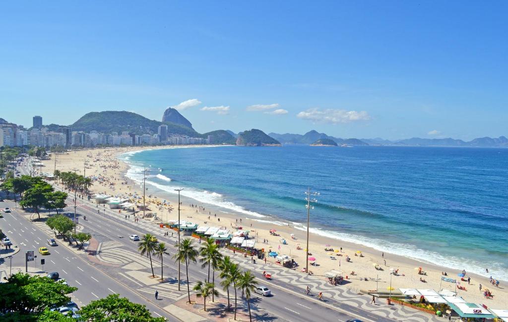 里约热内卢Selina Copacabana的享有海滩和大海的景色
