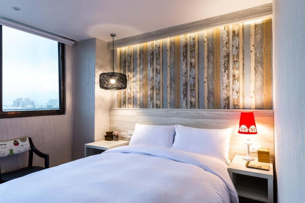 罗东镇亚奇文旅 的卧室设有一张白色大床和一扇窗户。