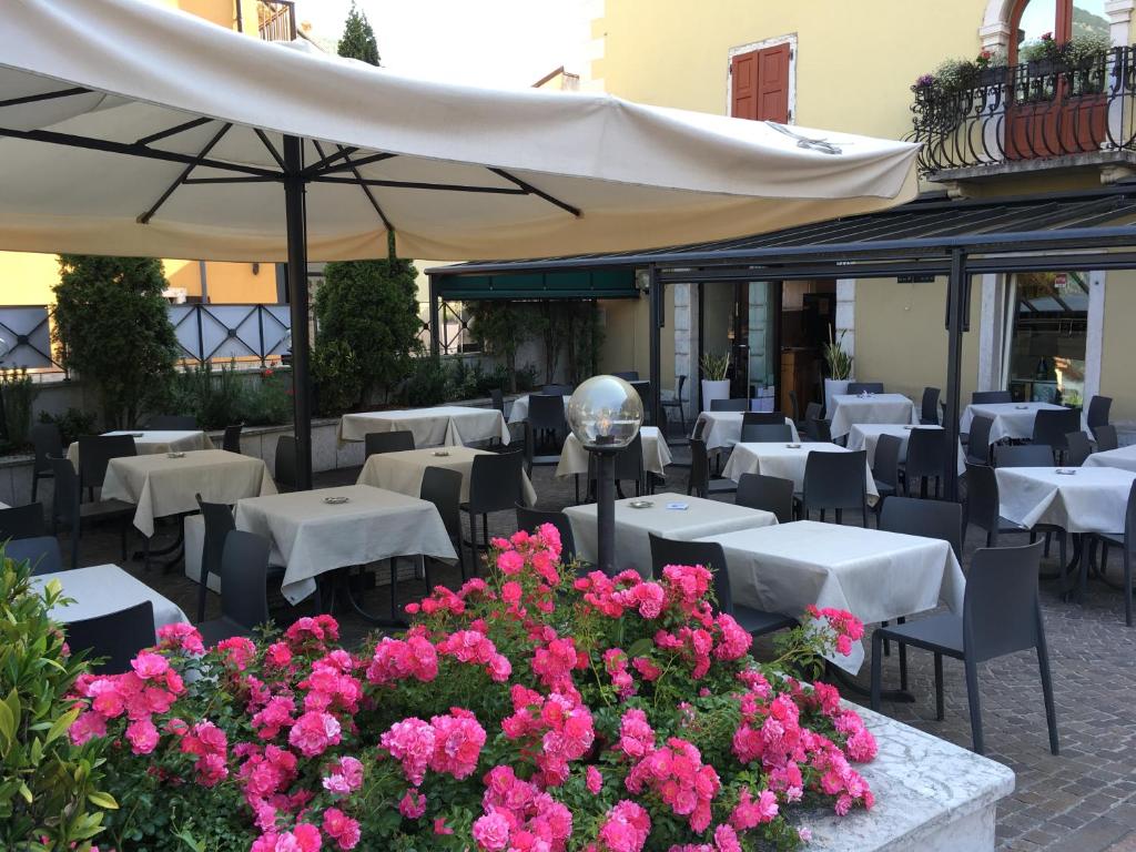莫里维查莫离住宿加早餐旅馆的一间带桌椅和粉红色鲜花的餐厅