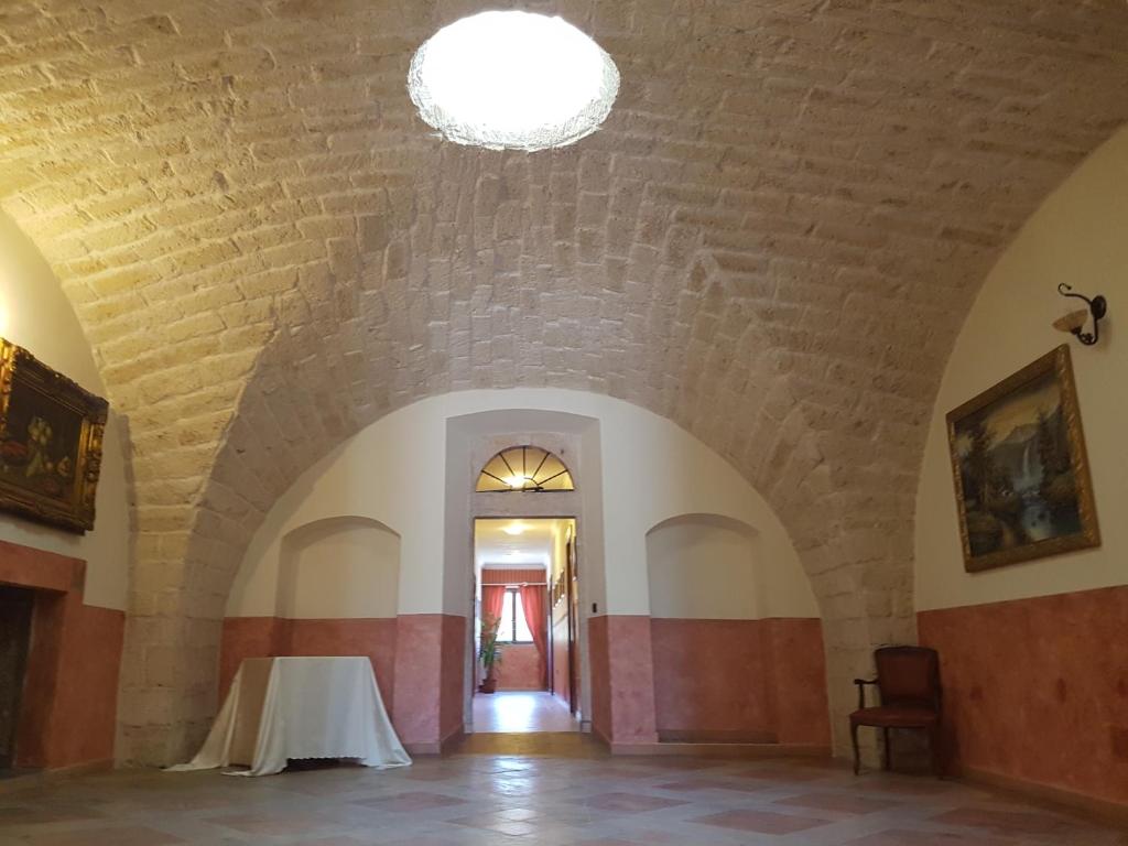圣乔瓦尼·罗通多Tenuta Santa Lucia的大楼中间带桌子的房间