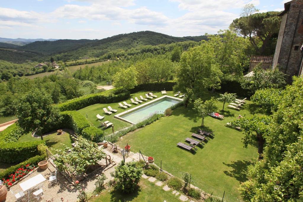 卡斯特利纳-因基安蒂帕拉佐斯奎西亚酒店的享有花园空中美景,设有游泳池