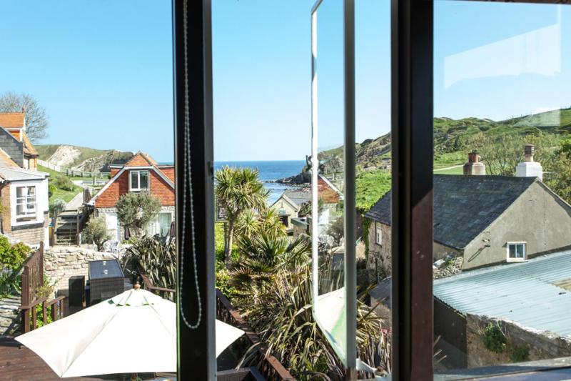 拉尔沃思湾拉尔沃思酒店的从窗户可欣赏到海景