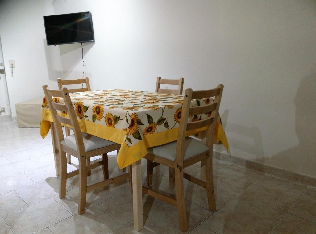 阿韦特拉纳casa ad hoc的餐桌,配有两把椅子和一张桌布