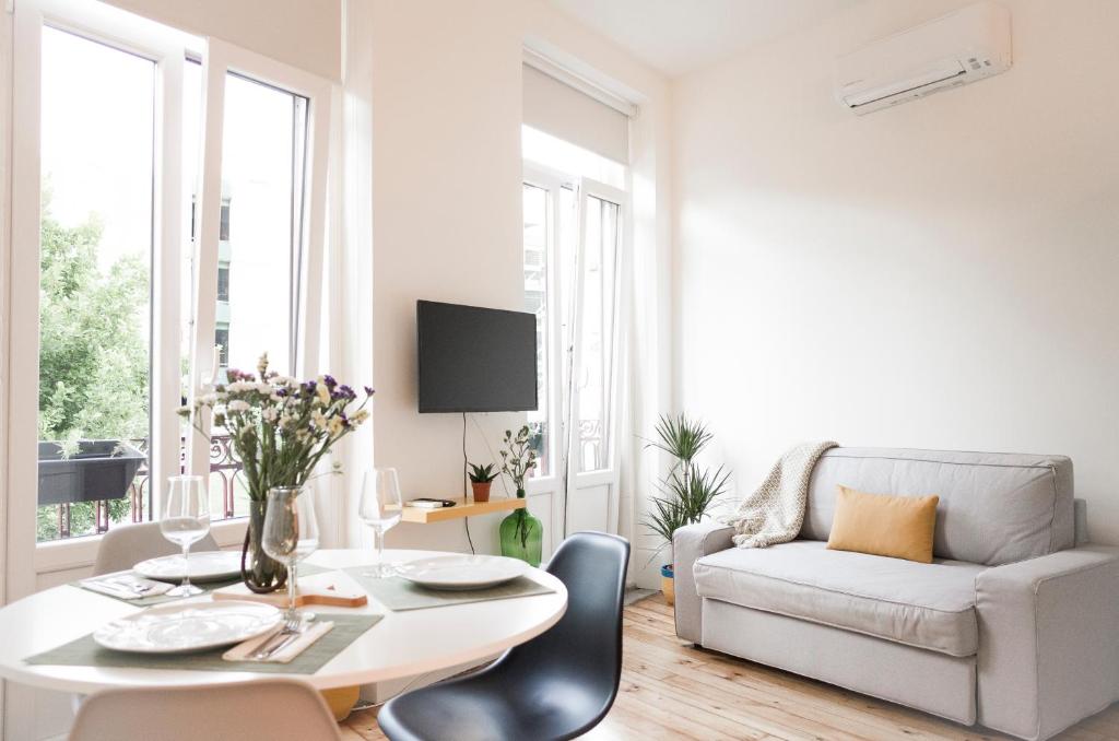 波尔图Zelije Apartments Trindade的白色的客厅配有桌子和沙发