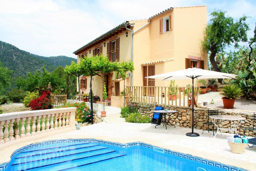 阿拉罗Villa Sa Teulera Alaro的一座带游泳池和房子的别墅