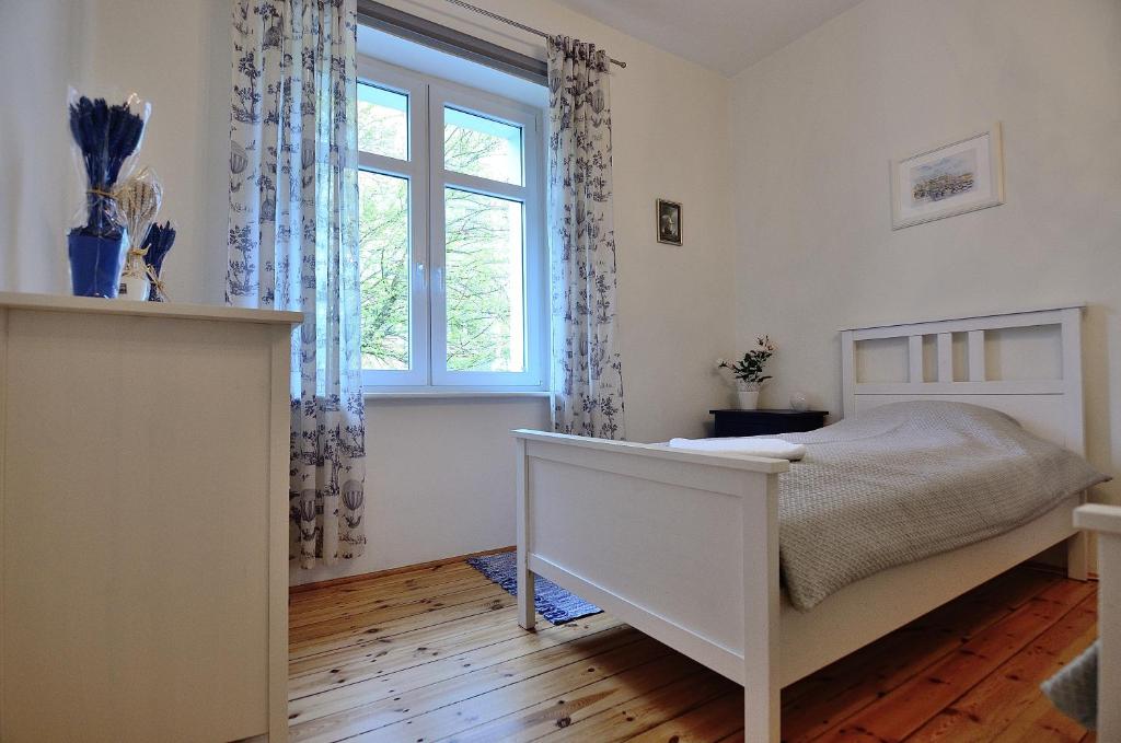 索波特Victus Apartamenty, Apartament Oslo的卧室配有白色的床和窗户。