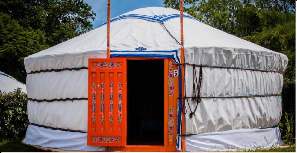 Beaussais sur Mer约尔特斯村豪华帐篷的中间有一个橙色门的蒙古包